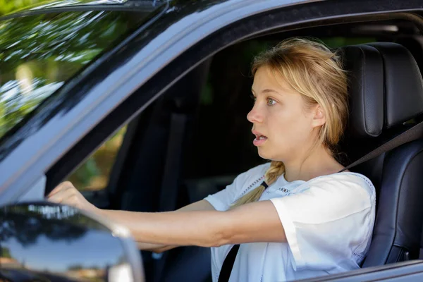 Mujer Joven Preocupado Estresado Coche Conducción —  Fotos de Stock
