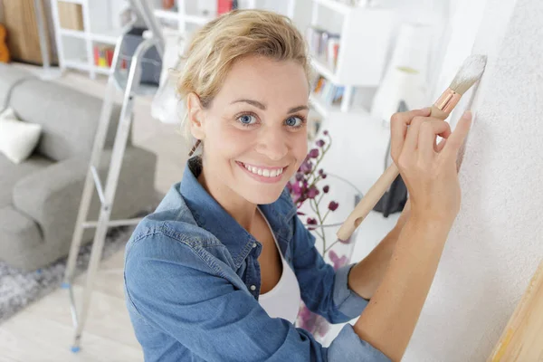 Mulher Feliz Pintando Uma Parede — Fotografia de Stock