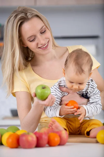 Vrouw Baby Keuken Maken Van Gezonde Fruitsalade — Stockfoto
