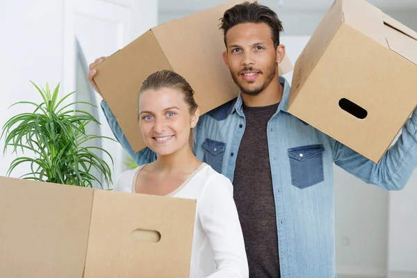 Casal Jovem Mudando Uma Nova Casa — Fotografia de Stock