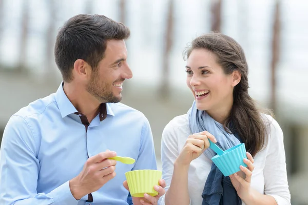 Casal Fazendo Seu Lanche Copos Silício — Fotografia de Stock