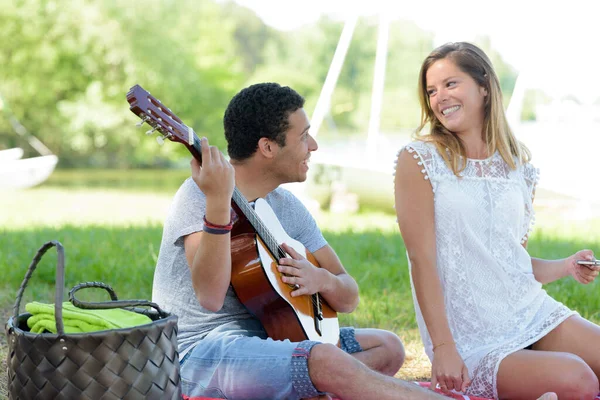 Jeune Couple Amoureux Dans Parc Avec Une Guitare — Photo