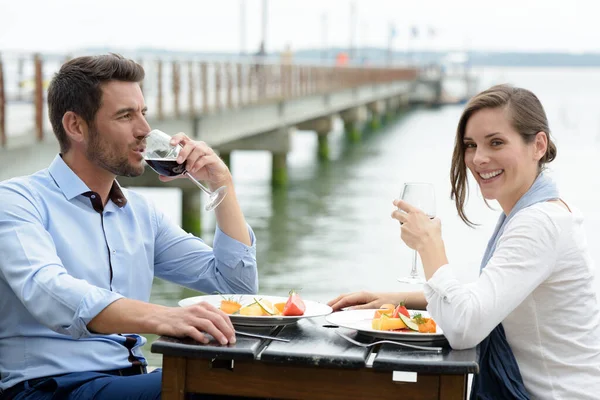 海のレストランでワインを飲むカップル — ストック写真