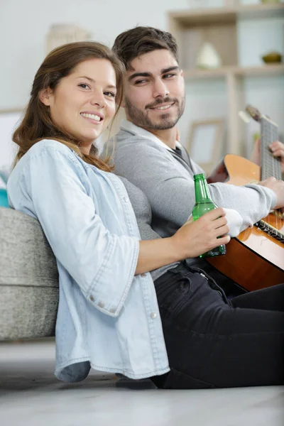 Felices Amigos Jóvenes Teniendo Fiesta Casa Con Guitarra —  Fotos de Stock