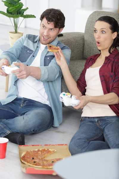 Coppia Che Gioca Giochi Computer Mangia Pizza Asporto — Foto Stock