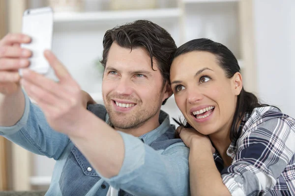 Feliz Pareja Casual Tomando Una Selfie Sala Estar —  Fotos de Stock