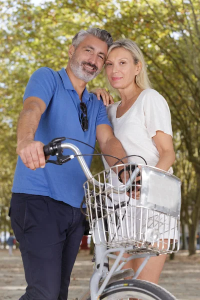 幸せな成熟したカップルは自転車に乗って — ストック写真