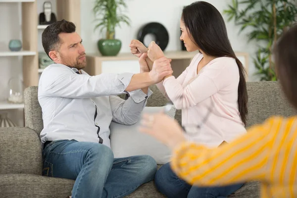 Scheidendes Junges Paar Streitet Psychiatrie — Stockfoto