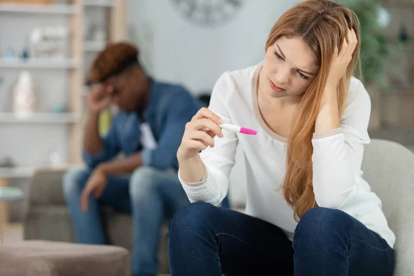 Rozrušená Žena Dívá Těhotenský Test — Stock fotografie