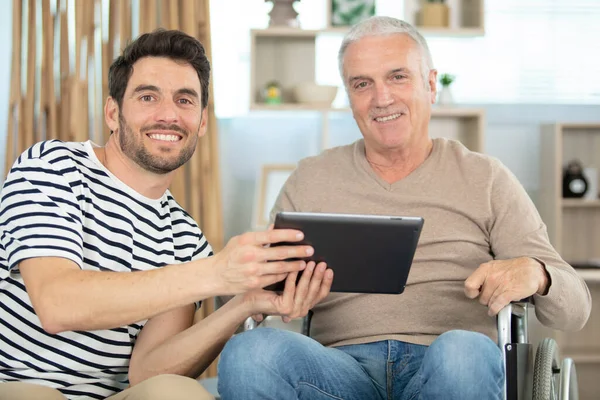 Agréable Homme Âgé Pointant Vers Tablette — Photo