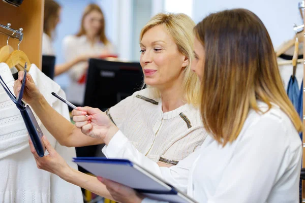 Mogen Kvinna Tittar Handväska Beredskap — Stockfoto