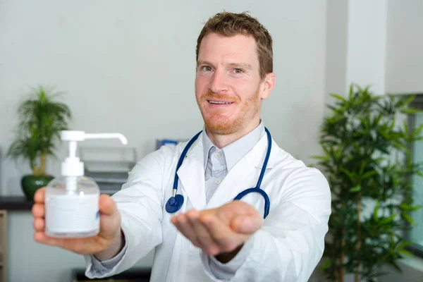 Médico Usando Dispensador Desinfetante — Fotografia de Stock