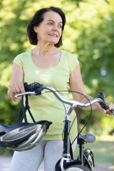 Mature Woma Happily Cycling — Stock Photo, Image