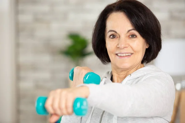 Mujer Mayor Activa Mancuernas Elevación Ropa Deportiva — Foto de Stock