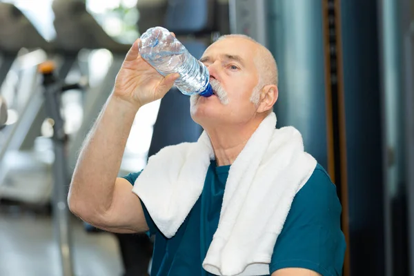 Senior Trinkt Wasser Der Turnhalle — Stockfoto