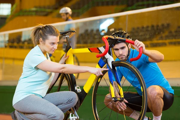 Entrenador Femenino Entrenamiento Joven Hombre Con Bicicleta —  Fotos de Stock