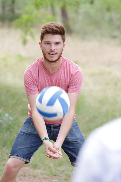 Ung Man Som Spelar Volleyboll — Stockfoto