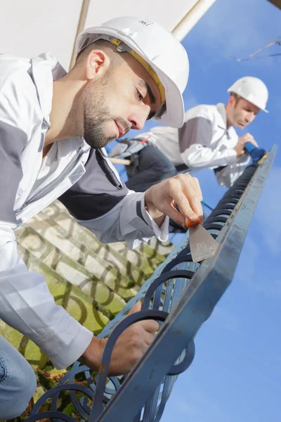 Man Och Metallskenor Som Rengörs — Stockfoto