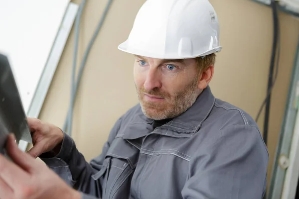 Construction Worker Sealing Window — Stock Photo, Image