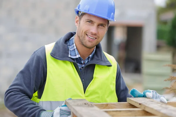 Glückliche Männliche Bauarbeiter Blicken Die Kamera — Stockfoto