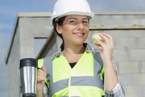 Bauarbeiterin Isst Auf Einer Baustelle Ein Sandwich — Stockfoto