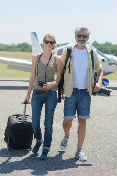 Gelukkig Paar Lopen Uit Een Buurt Prive Vliegtuig — Stockfoto