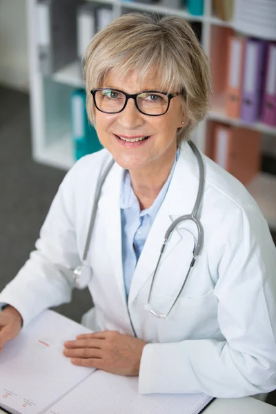 Primer Plano Retrato Mujer Mayor Médico Gafas Imágenes de stock libres de derechos