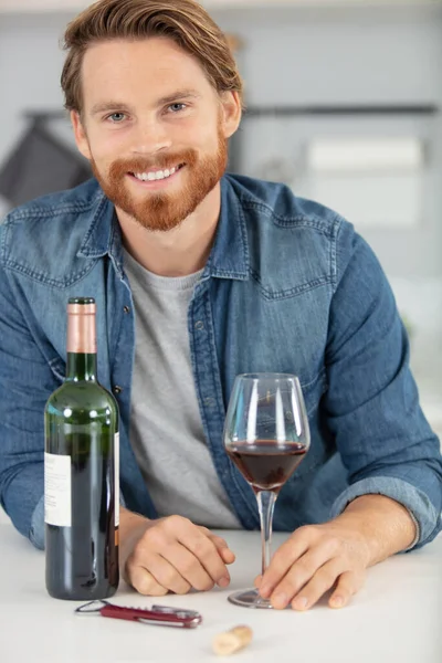 Bonito Jovem Sorrindo Segurando Copo Vinho Tinto — Fotografia de Stock