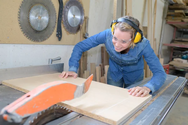用旋转锯切割胶合板的女木匠 — 图库照片