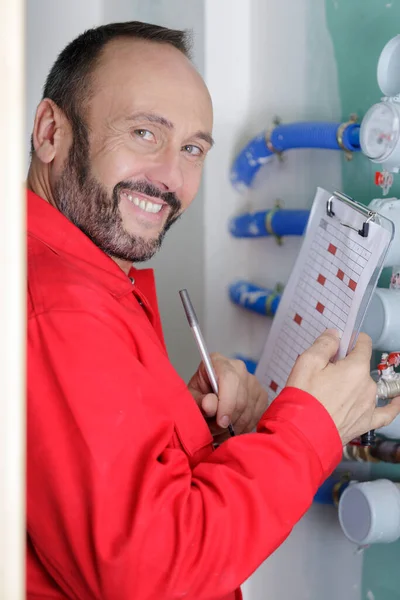 Engenheiro Controlar Tubos Aquecimento Sala Caldeira — Fotografia de Stock