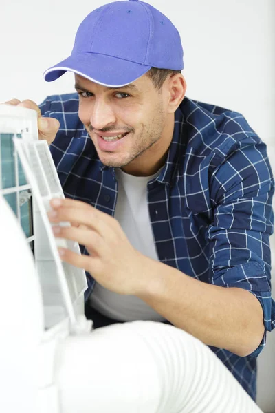 Technician Assembling Air Conditioning Unit — Stock Photo, Image