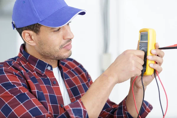 Electrician Measuring Voltage Cables — Stock Photo, Image