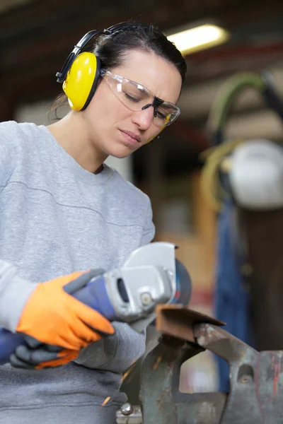 Mujer Vacilante Usando Amoladora Angular Ruidosa —  Fotos de Stock