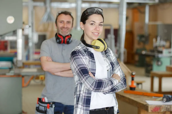 작업장에서 일하는 남녀들 — 스톡 사진