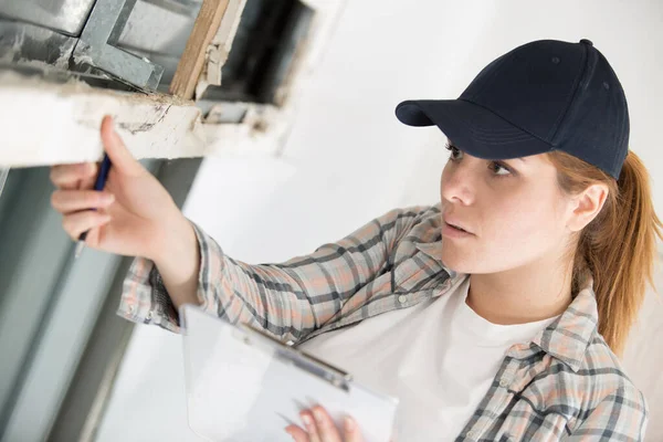 Architect Vrouw Controleren Ramen Site — Stockfoto