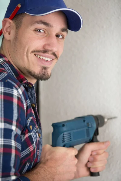 Homem Feliz Broca Uma Parede Com Uma Broca — Fotografia de Stock