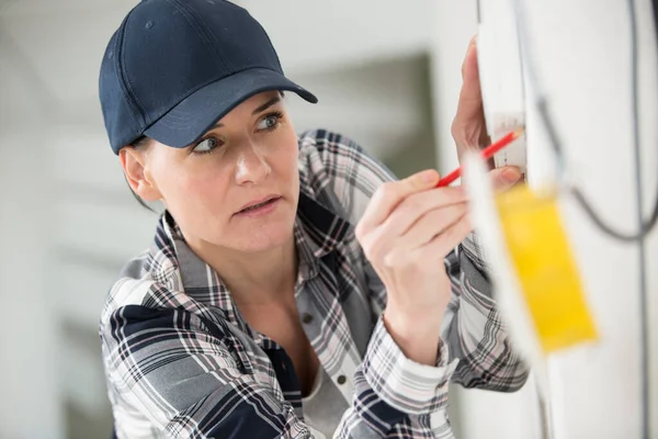 Nahaufnahme Einer Elektrikerin Die Mit Kabeln Arbeitet — Stockfoto