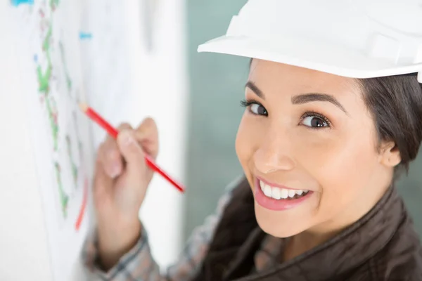 Happy Female Builder Escreve Sobre Plano — Fotografia de Stock
