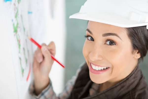 Happy Female Builder Writes Plan — Stock Photo, Image