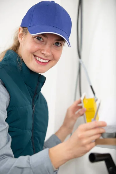 Vrouwelijke Elektricien Aan Het Werk Installeren Schakelaar — Stockfoto