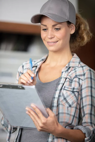 Kvinnlig Arbetare Bär Toppad Mössa Skriva Urklipp — Stockfoto