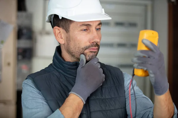 Eletricista Usando Multímetro Trabalho — Fotografia de Stock