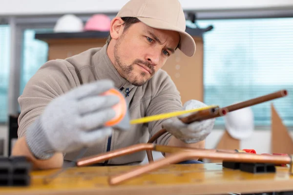 Técnico Masculino Medindo Tubo Cobre — Fotografia de Stock