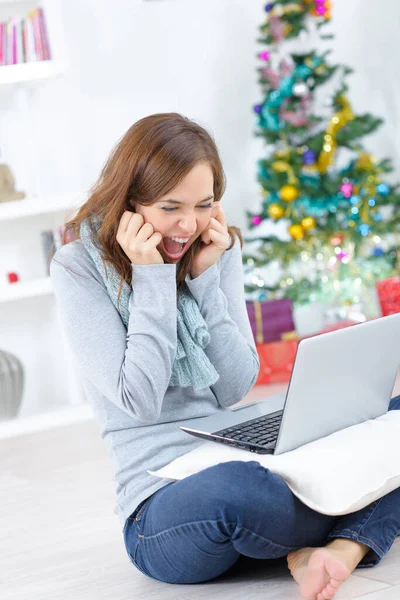 Kvinna Upphetsad Framför Laptop — Stockfoto