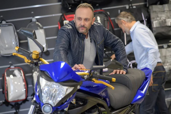 Mann Schaut Motorrad Showroom Liebevoll — Stockfoto