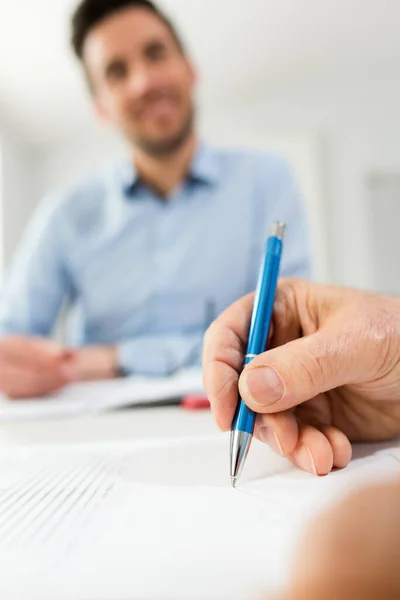 Zwei Geschäftspartner Unterzeichnen Ein Dokument — Stockfoto