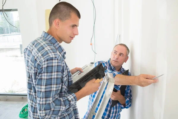 Elettricista Con Apprendista Che Lavora Una Nuova Casa — Foto Stock