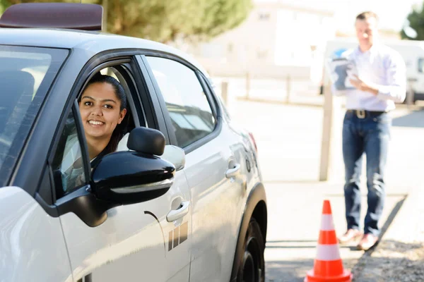 検査官によって評価される女性学習者ドライバーの肖像画 — ストック写真