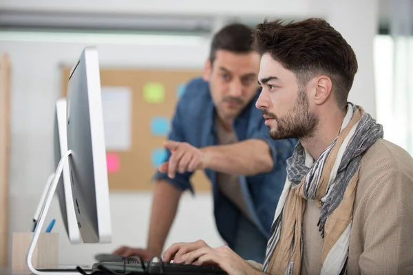 Insegnante Con Studente Classe Informatica — Foto Stock