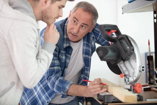 Schüler Schreinerlehrgang Mit Kreissäge — Stockfoto